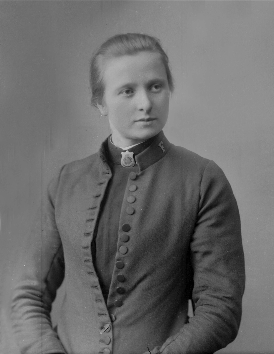 Gustav Borgen, Portrett, kvinne i uniform fra frelsesarmeen. Frøken Selvig.