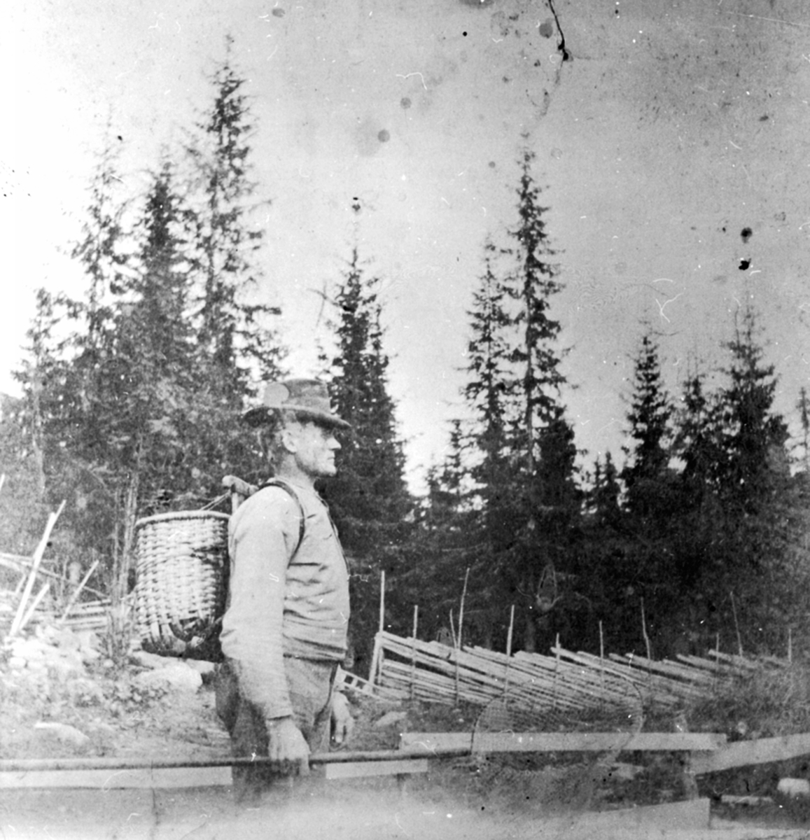Anno Domkirkeodden, Anton Stegebakken, Solbakken, med bakmeiskurv og fiskehov. Bekkelund, Mesnalia.