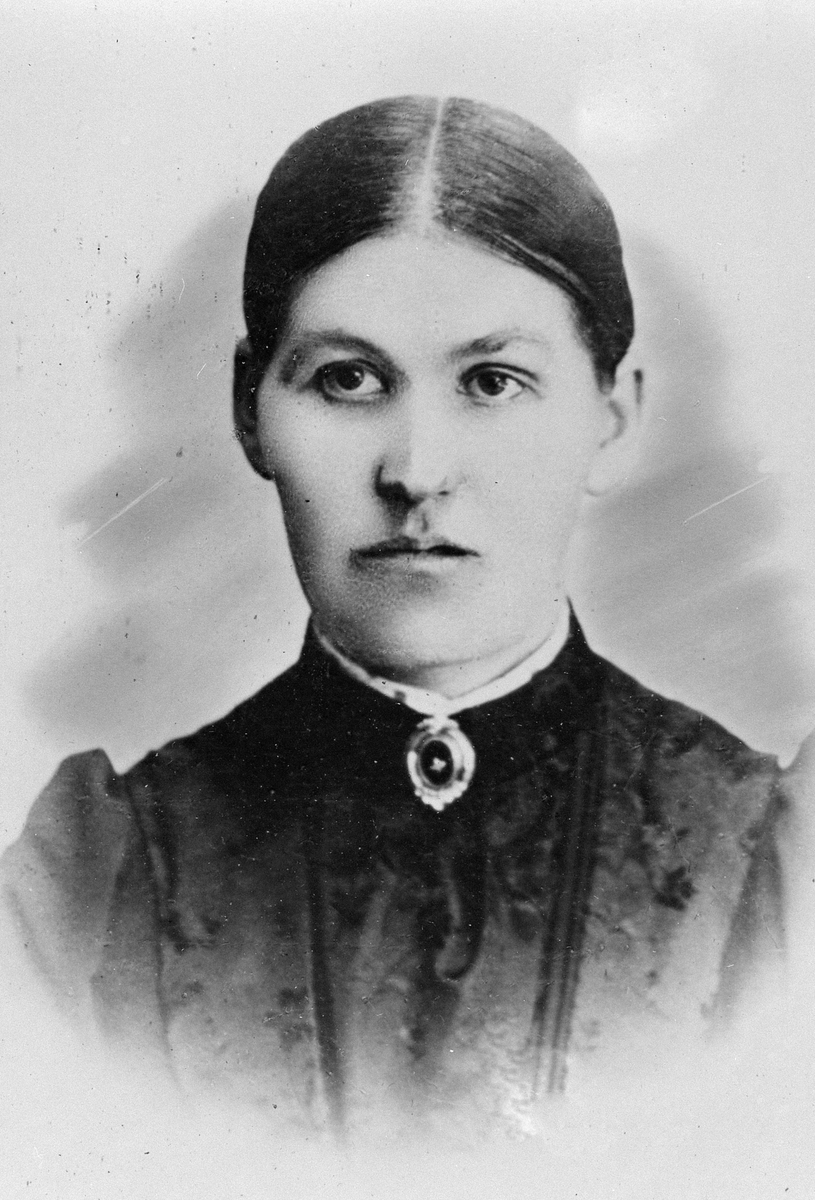 Anno Domkirkeodden, OLINE RØSTE F. STØEN ( RINGSAKER ) F. 1856 D. 1931. GIFT MED MEIERIBESTYRER BERSVEND RØSTE.