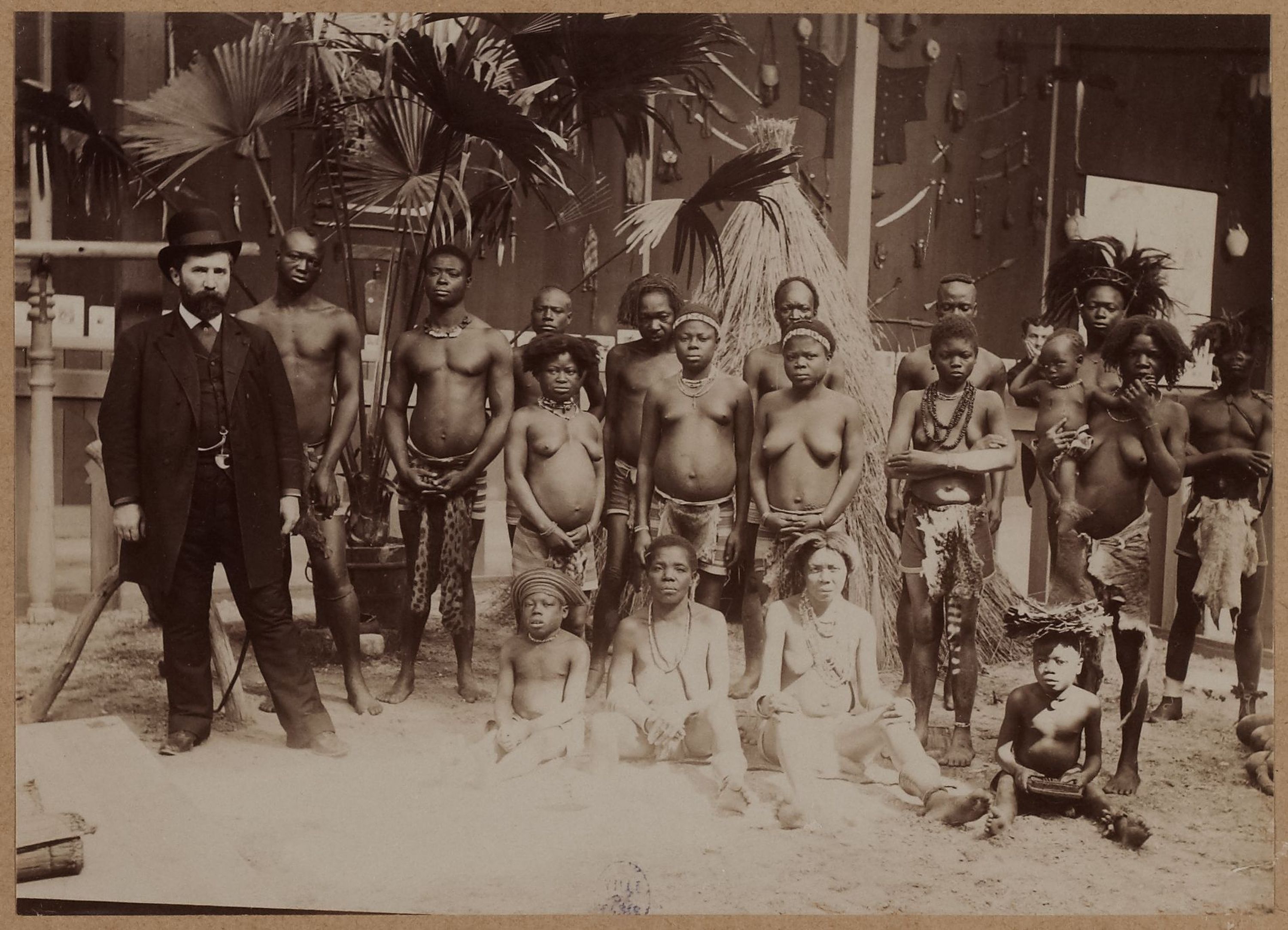 Anonyme, Exposition universelle de 1889, groupe de canaques.