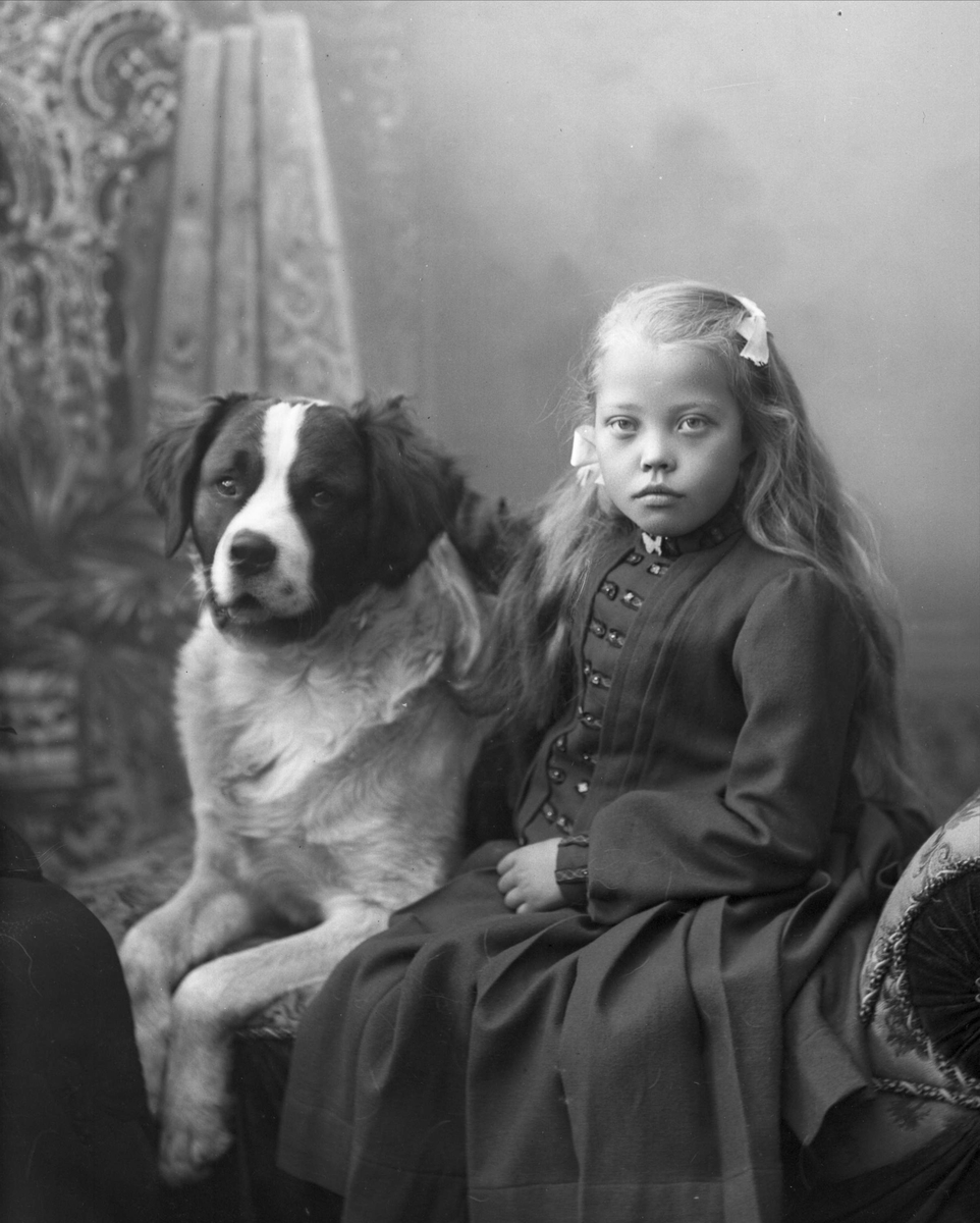 Gustav Borgen, Portrett, jente og hund.