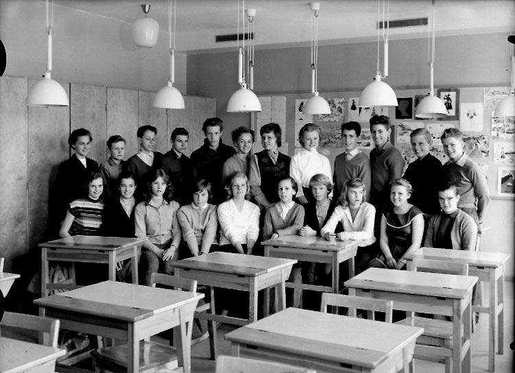 Sven Lindskog, Vasaskolan, klassrumsinteriör, 21 skolbarn med lärarinna vikarie Gunnel Bengtsson. Klass 8Bb.