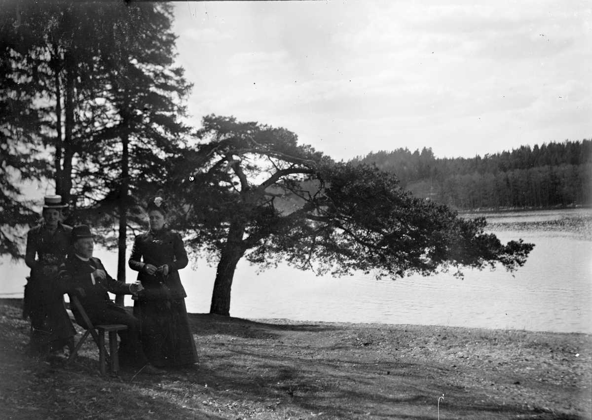 Okänd,, Two women and a man on the shore, likely in Sweden