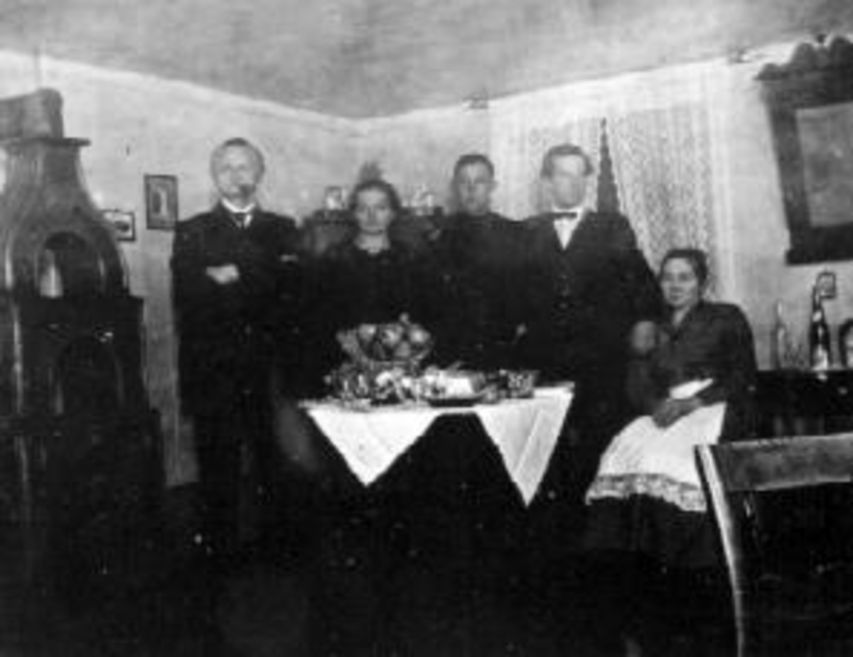 Anno Domkirkeodden, Interiør stue. Olaf Staff, Karen Staff, Ottar Staff, Erik Narmo. Nedre Maurud, Helgøya.