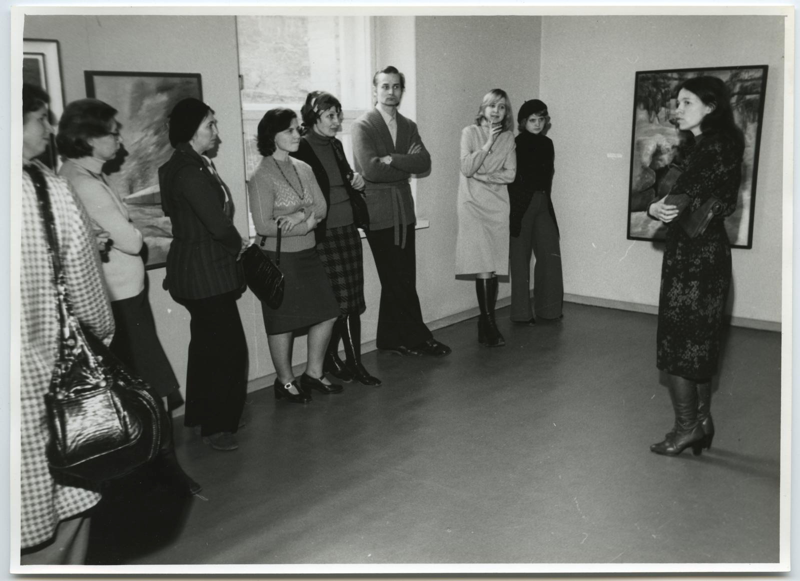 Unknown artist, Rahvaülikooli kuulajad kohtumas noorte maalikunstnikega 14. aprillil 1977.