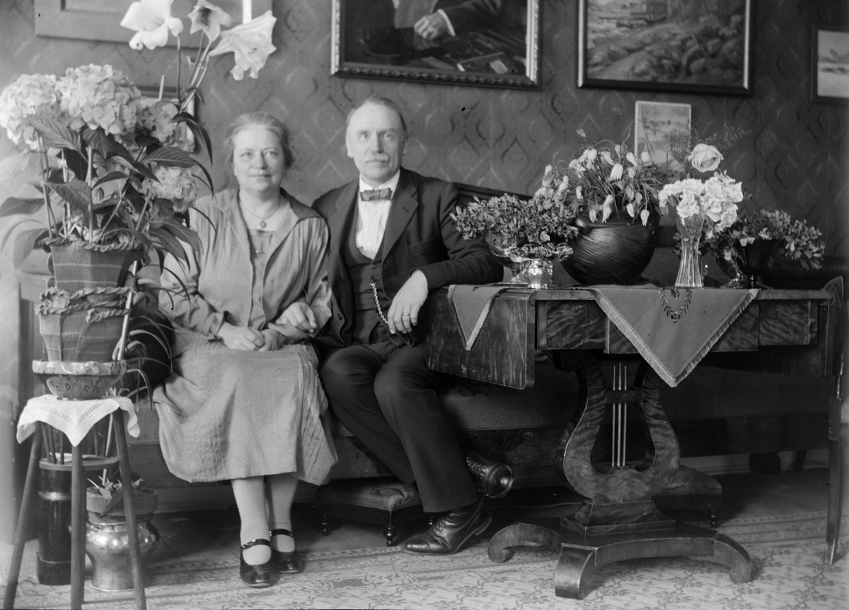 Okänd,, Christiane and Ruben Liljefors seated on the couch in the home, Gävle
