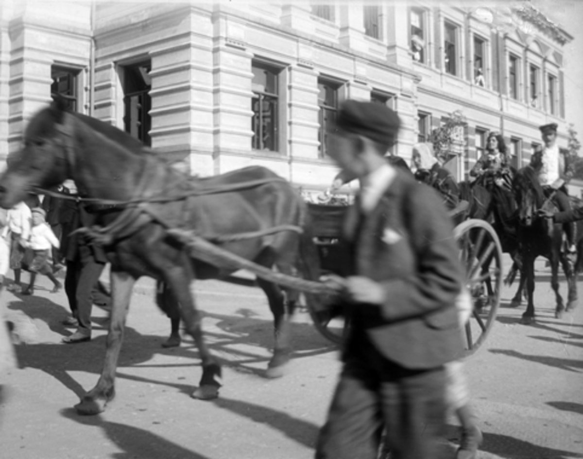Anno Domkirkeodden, FRA HÅVALSVAKA, LILLEHAMMER, 1906, OPPTOG I BYEN, GLASSPLATE.