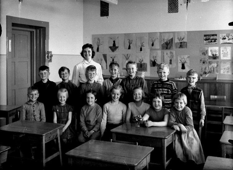 Sven Lindskog, Olaus Petriskolan, klassrumsinteriör, 14 skolbarn med lärarinna fru Vanja Ljungdahl. Klass 2a, sal 18.