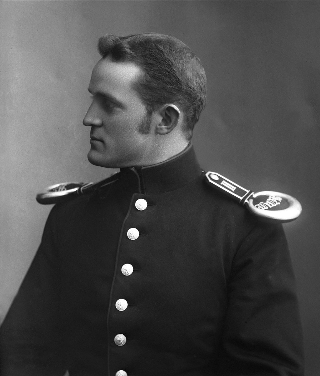 Gustav Borgen, Portrett, mann i kadettuniform.