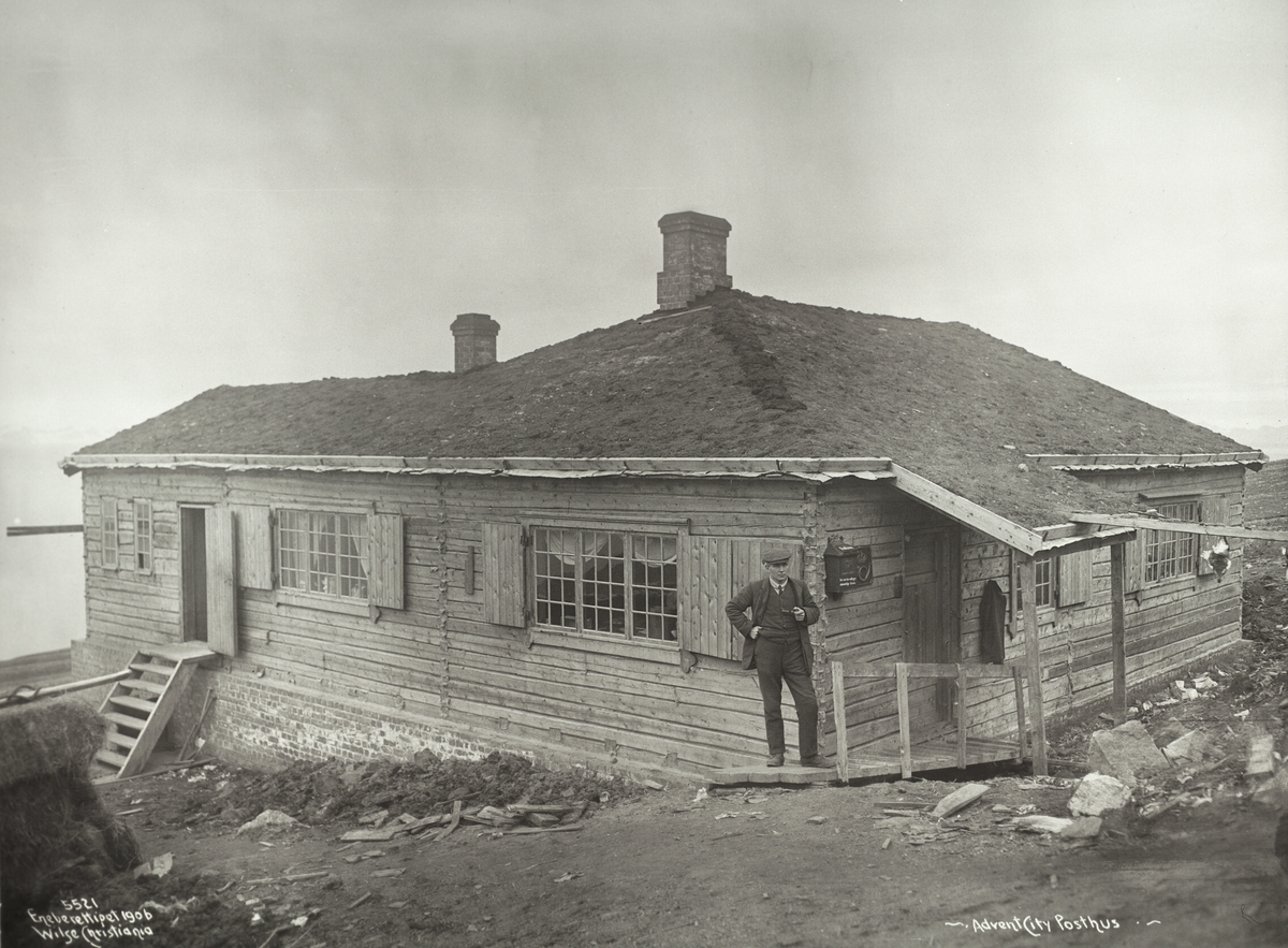 Anders Beer Wilse, Prot: Spitsbergen - Advent City Postkontoret 18/8 1906 Reg: Longyearbyen ligger i dag lenger inne i fjorden, gruvebyen ble flyttet etter total ødeleggelse under 2. verdenskrig.