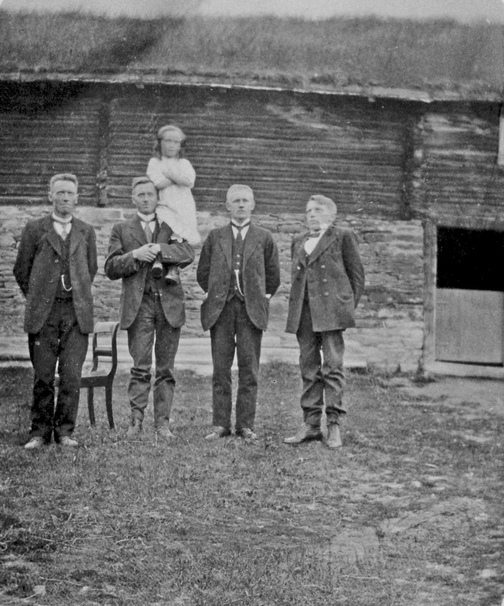 Rachel Haarseth, Gruppebilde, barn, klær, bygning.