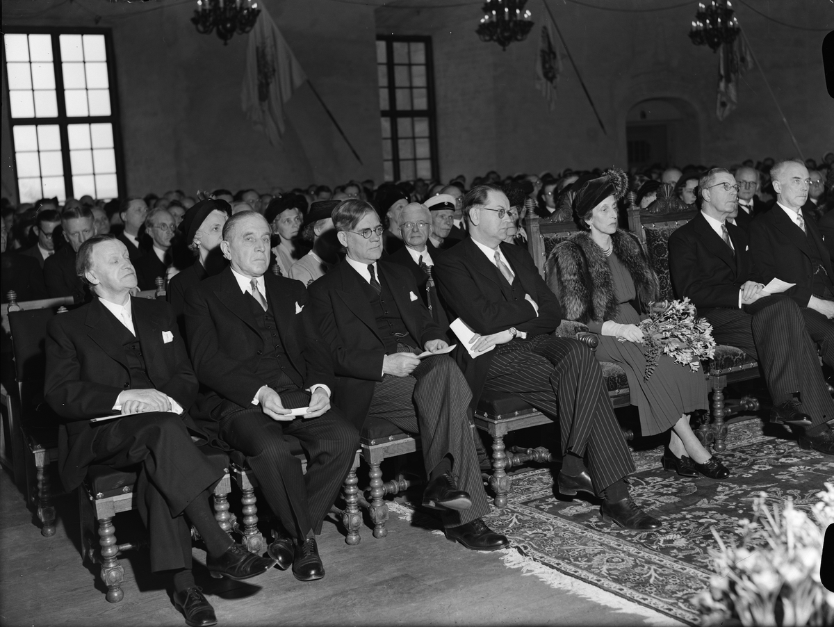 Paul Sandberg, Statsminister Tage Erlander samt kronprinsparet Gustav Adolf och Louise vid Uppsala studentkårs 100-årsjubileum i Rikssalen på Uppsala slott 1949