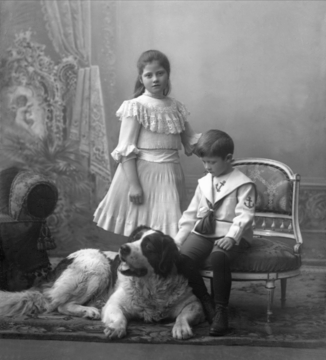 Gustav Borgen, Gruppeportrett, to barn og en stor St. Bernhardshund. Kaptein Sverres barn.