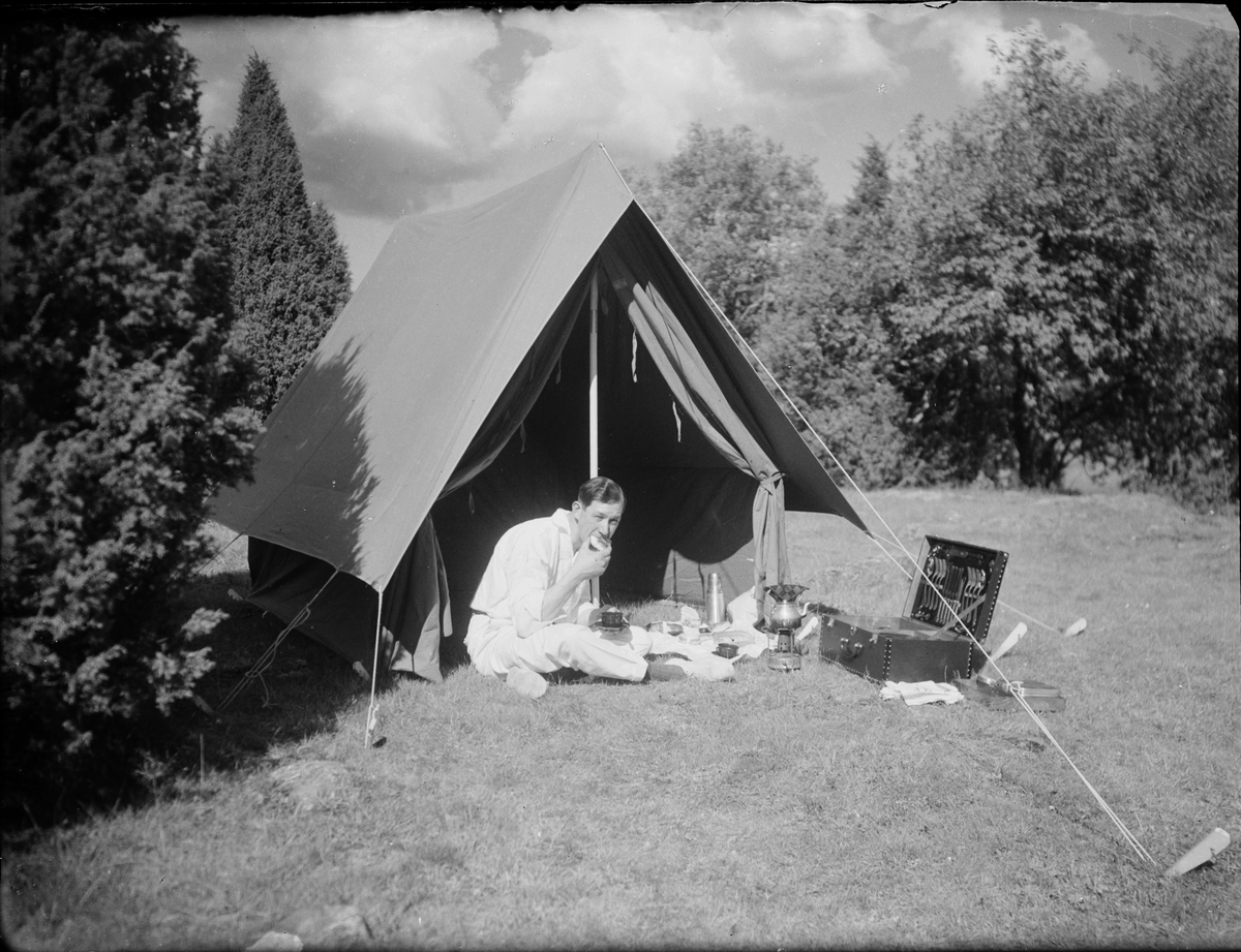 Skötsner-Edhlund, Josef Edhlund sitter och äter utanför tältet, Sverige