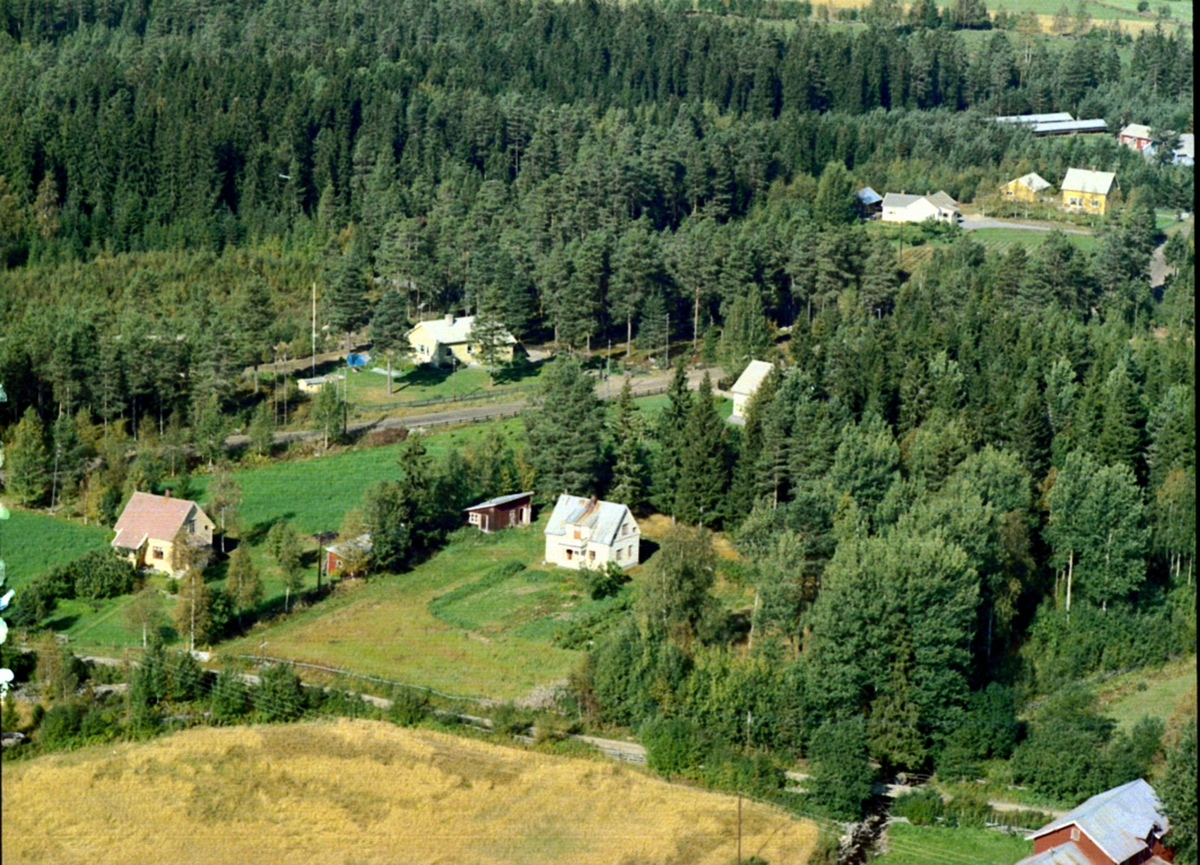 Widerøes Flyveselskap A/S, FLYFOTO SAGATUN MIDT PÅ BILDET, I LØTEN