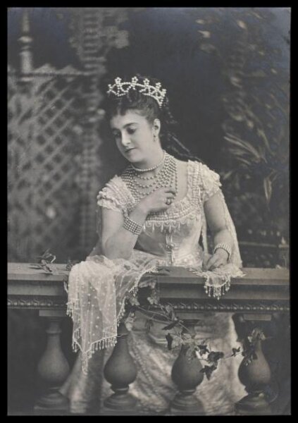 London Stereoscopic and Photographic Company, Guy Little Theatrical Photograph