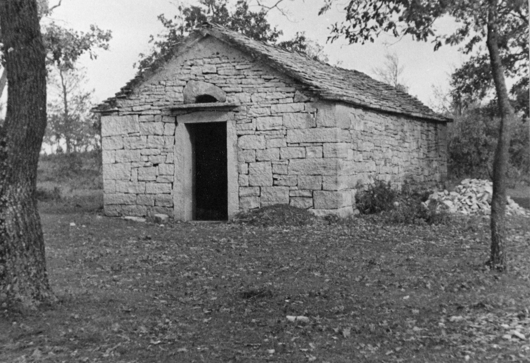 Branko Fučić, Barat (Kanfanar), staja u okolici Barata, tehnika suhog zida