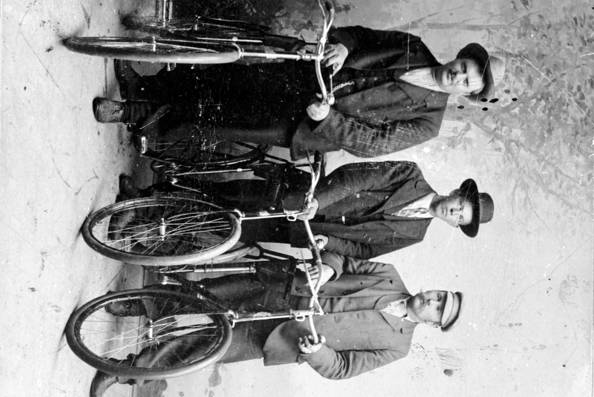 Anno Domkirkeodden, Tre menn med sykkel. Fra venstre er Andreas Simenstad (1876-1944) fra Gjestvang øvre, Gunnar Skredshoel f.1884 fra Kise østre, ukjent, Nes, Hedmark.
