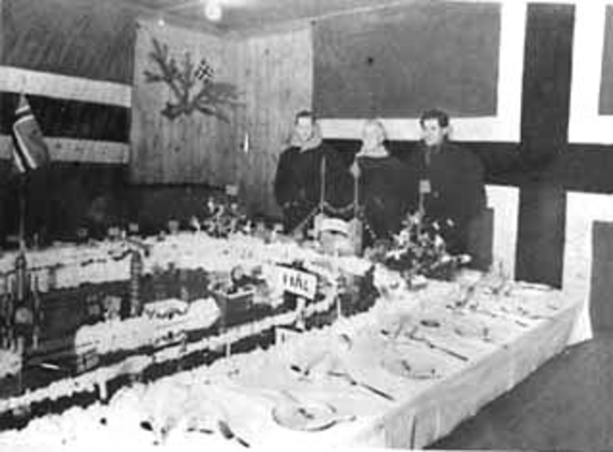 Anno Domkirkeodden, INTERIØR: SALEN PYNTET TIL FEST, FJETRE GÅRD, DEKKET BORD MED SPEIL TIL SKØYTEBANE, GRUPPE: 3: ARVE SINNERUD, PETER SINNERUD, ÅGE JOHANSEN