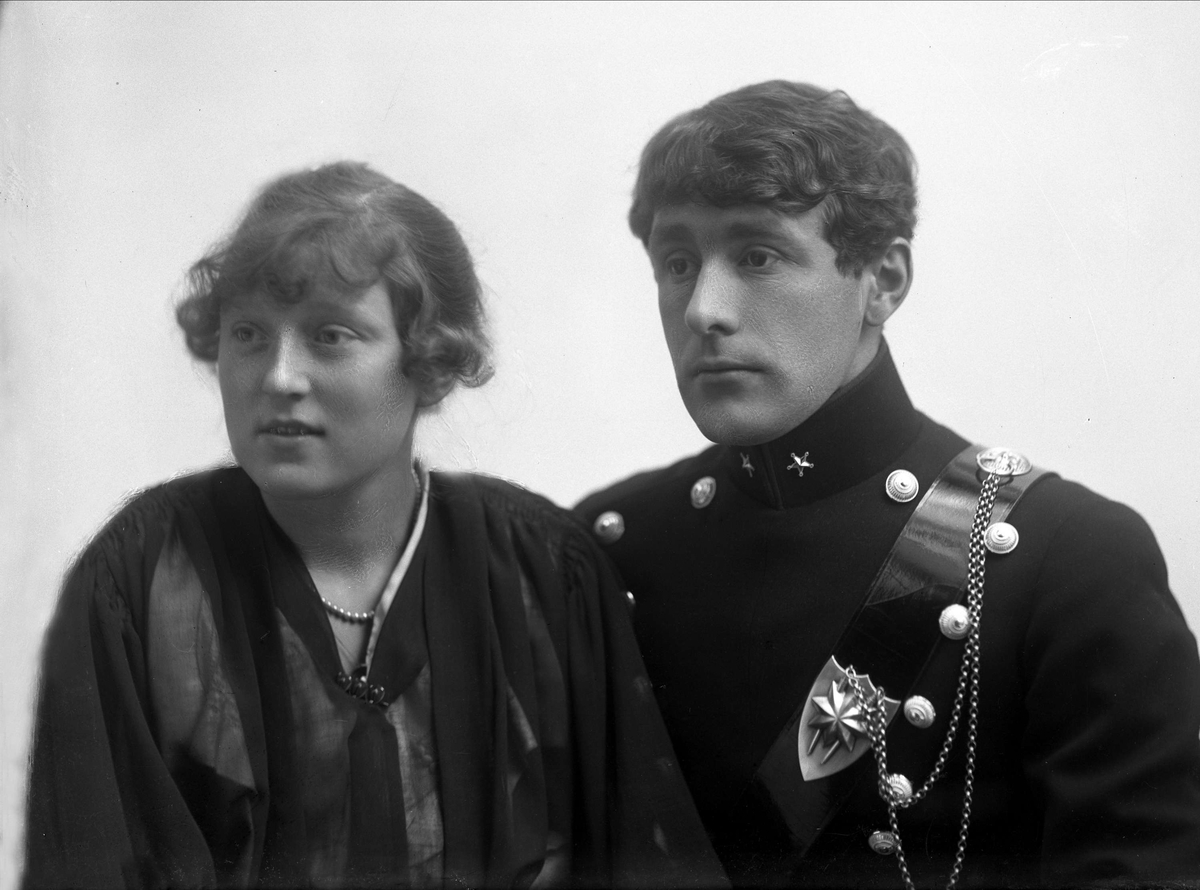 Gustav Borgen, Gruppeportrett, mann og kvinne. Finn Gysler i uniform som sekondløytnant ved kavaleriet som reglementert fra 1910 til 1957.
