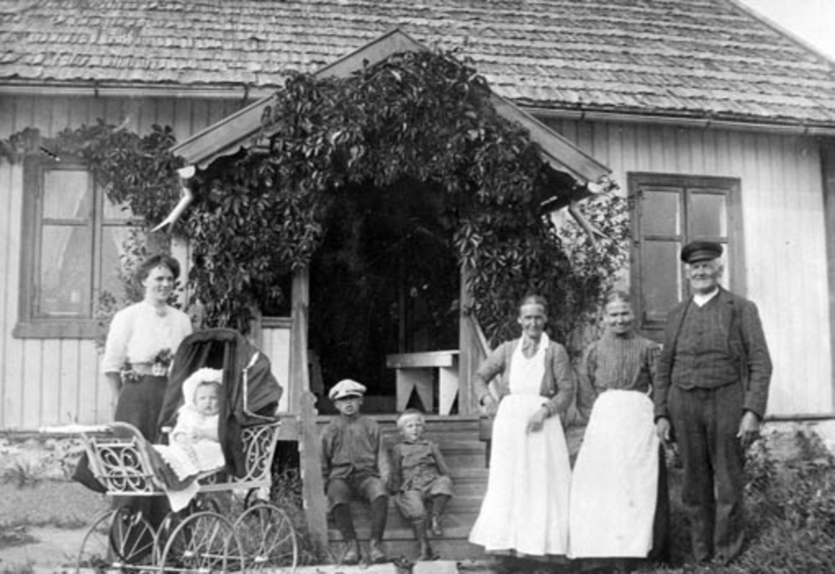 Anno Domkirkeodden, Eksteriør, husmannsplassen Herberg unde Sølvsberg, Nes, Hedmark. På trappa, uten lue er Sverre Herberg f.1908, skredder Simen Herberg f.1846 og Agnethe f.1846, resten er ukjent.