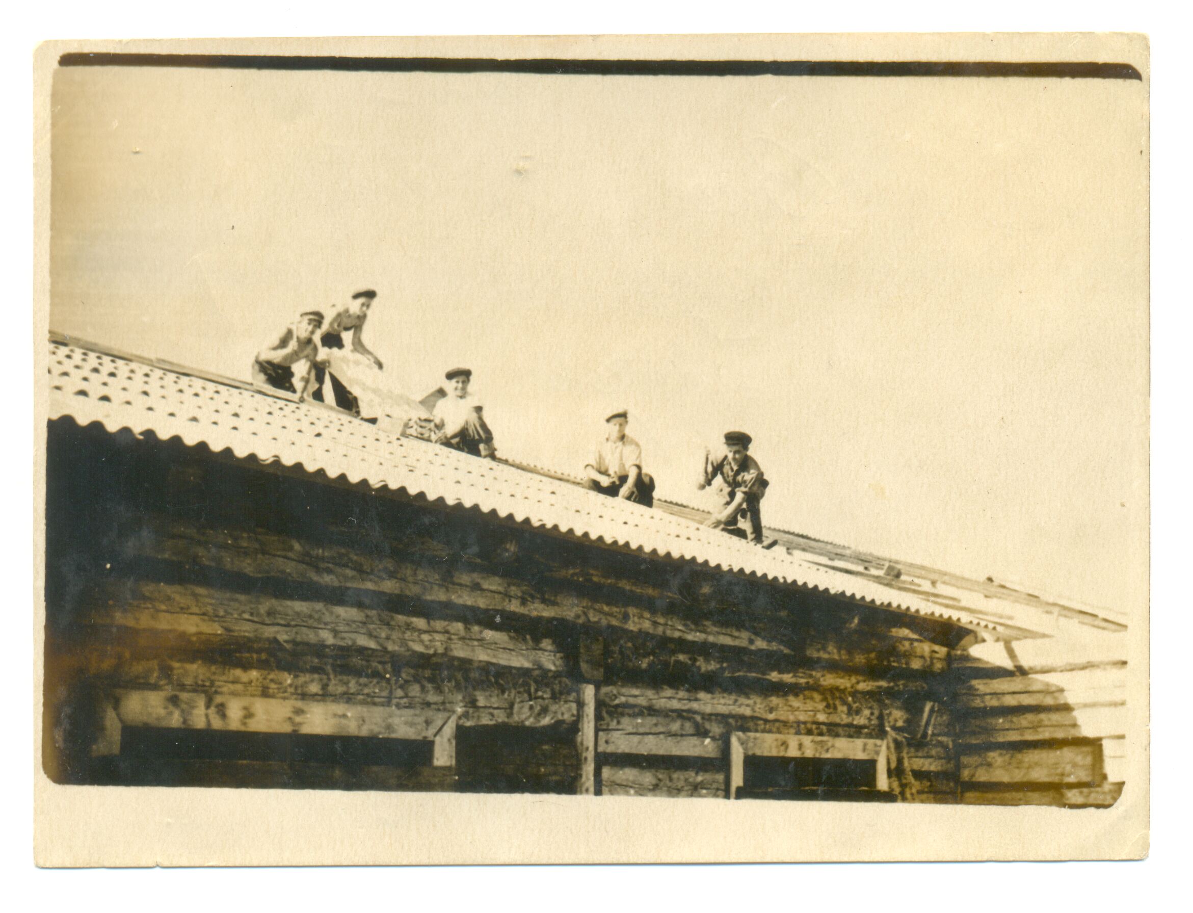 Nežinomas fotografas, Lietuviai tremtiniai statybose. Osos raj., Irkutsko sritis, Rusija.