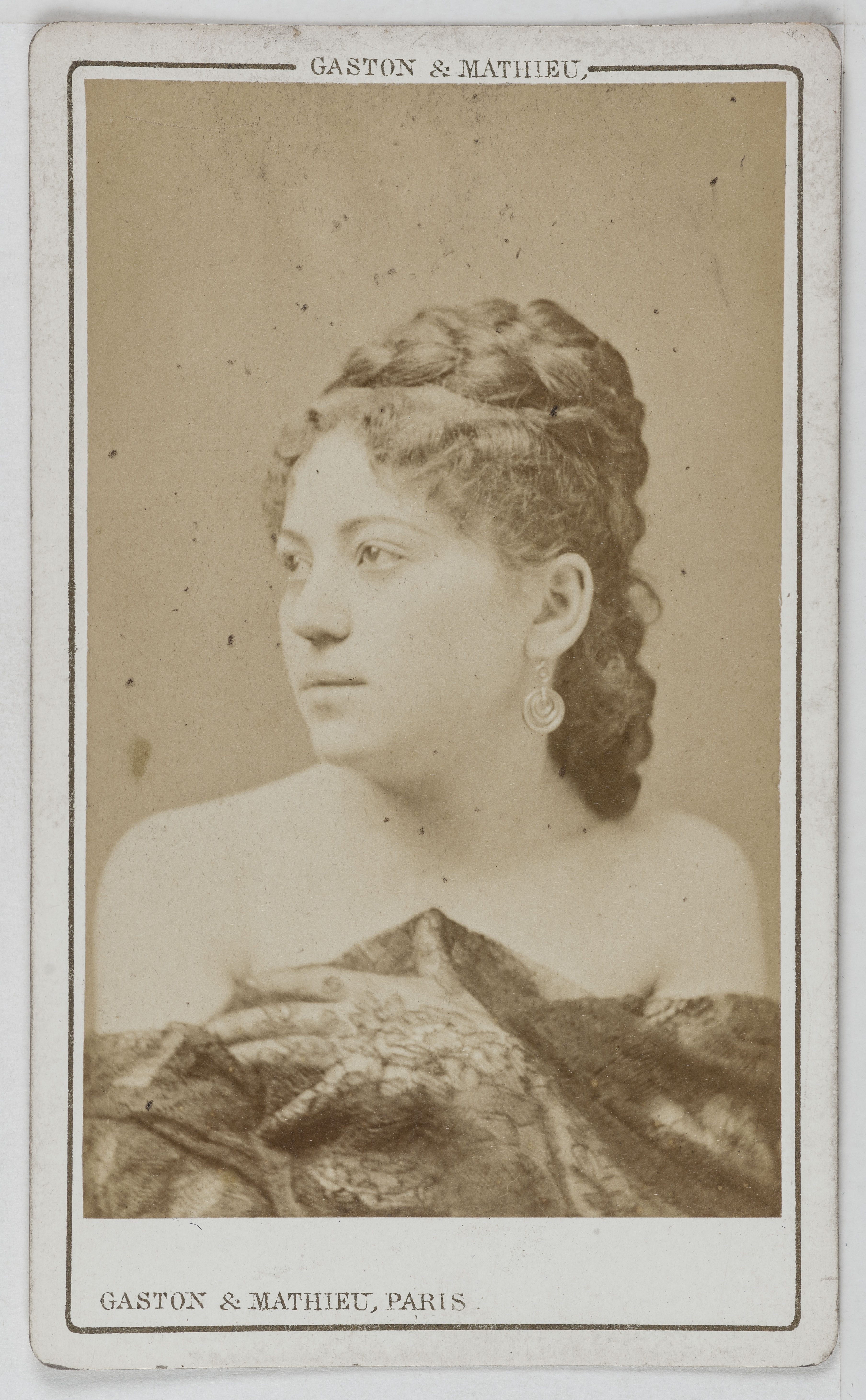 Mathieu & Cie Gaston, Portrait d'Olympia, actrice au Théâtre des Folies-Marigny.