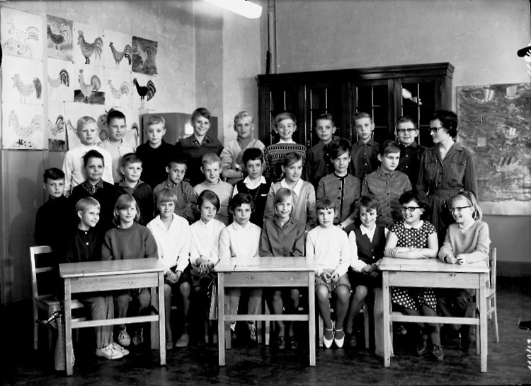 Sven Lindskog, Olaus Petri gamla skola, klassrumsinteriör, 28 skolbarn med lärarinna fru Margareta Hjälmarsson. Klass 4A, sal 26.