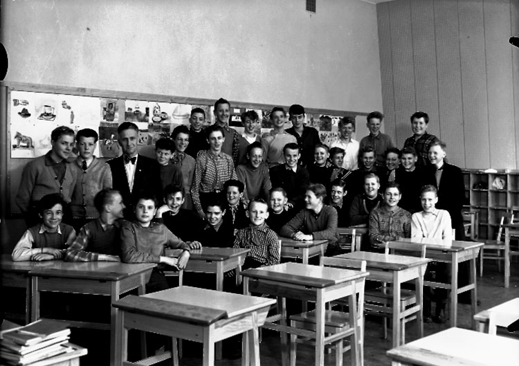 Sven Lindskog, Vasaskolan, classroom interior, 34 boys with teacher Nils Finnhammar. Class 8B, Hall 11.