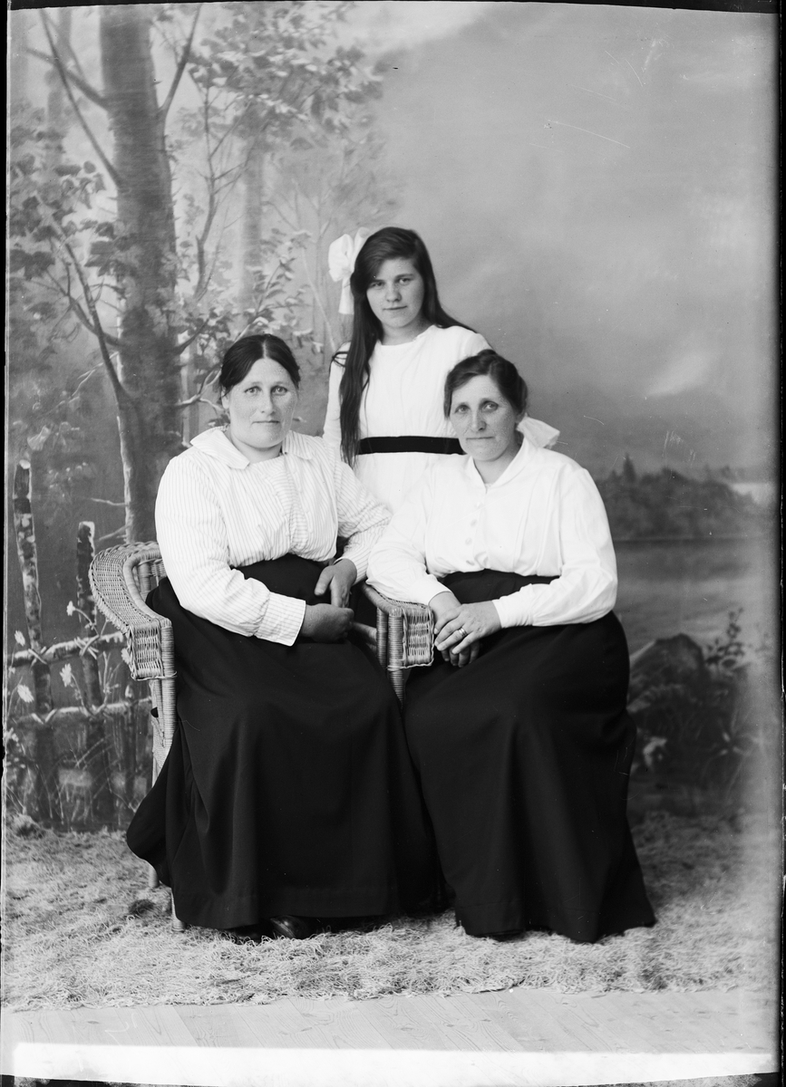 Skötsner-Edhlund, Ateljéporträtt - Gustafva Mattsson tillsammans med en kvinna och en flicka, Östhammar, Uppland 1921