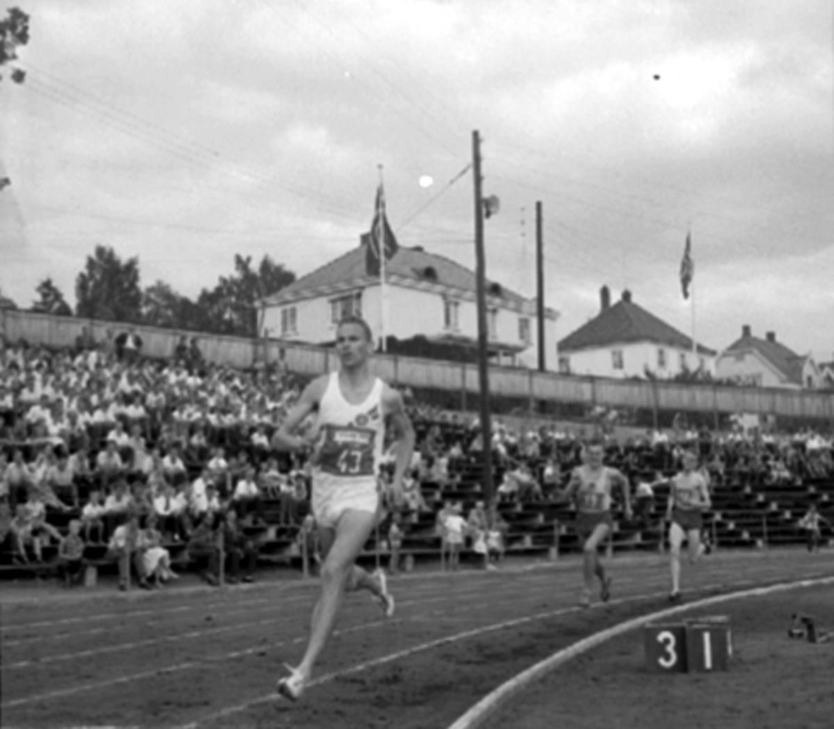 Anno Domkirkeodden, 3 FRIIDRETTSUTØVERE, LØPERE, STEVNE, HAMAR STADION, MYE FOLK