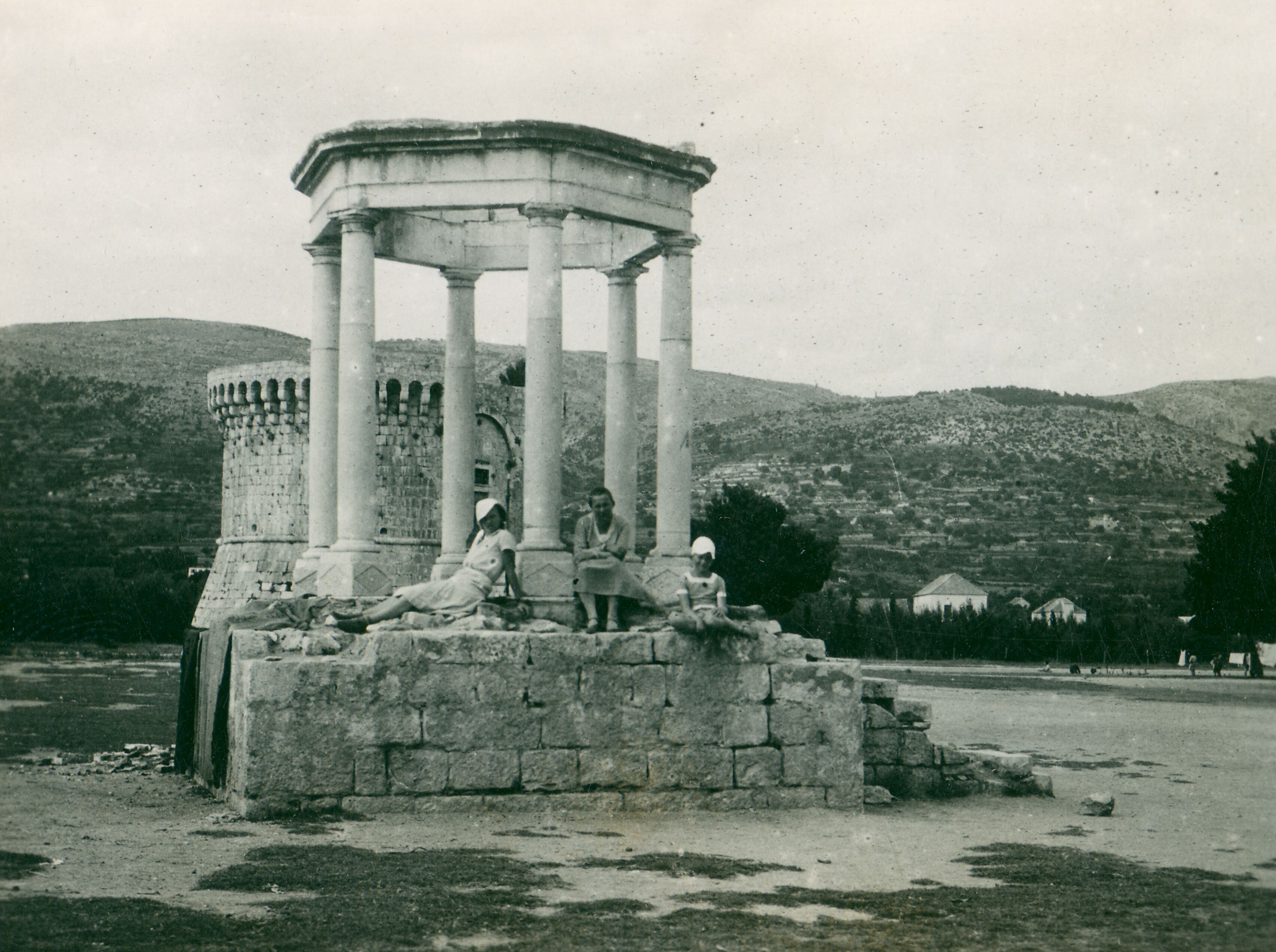 Većeslav Henneberg, Trogir - Glorieta maršala Marmonta