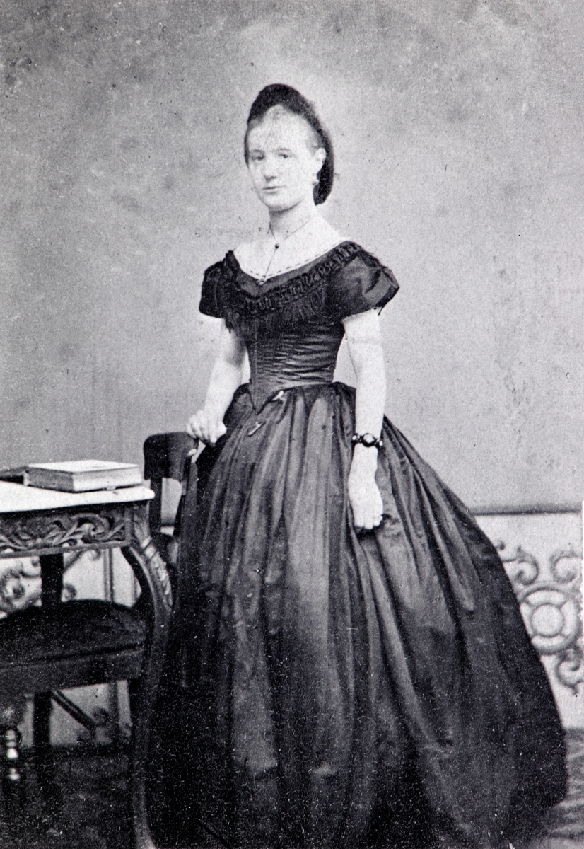Anno Domkirkeodden, DATTER AV ANDERS SØRENSEN I FESTKJOLE. Emilie Sophie Sørensen, (f. 14/7-1844)