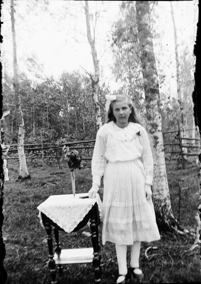 Skötsner-Edhlund, Konfirmand i trädgård, Östhammar, Uppland