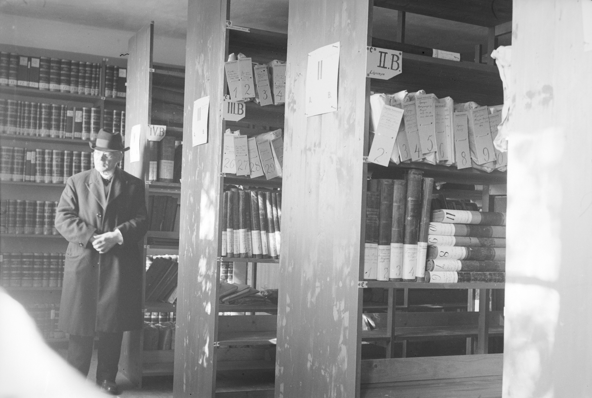 Håkon Prestkværn, Ukjent mann i et bibliotek, arkiv. Reinert Svendsen?