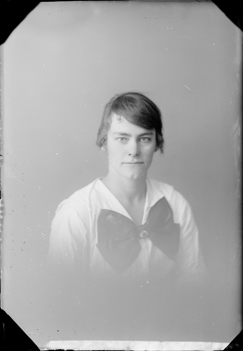 Skötsner-Edhlund, Ateljéporträtt - Gerda Söder från Simundö, Börstil socken, Uppland 1921