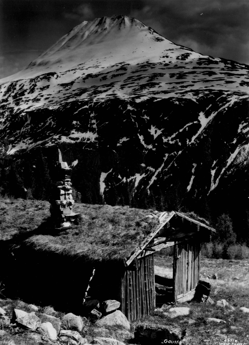 Anders Beer Wilse, Falleferdig bygning ved Gaustatoppen. Snødekt fjell.