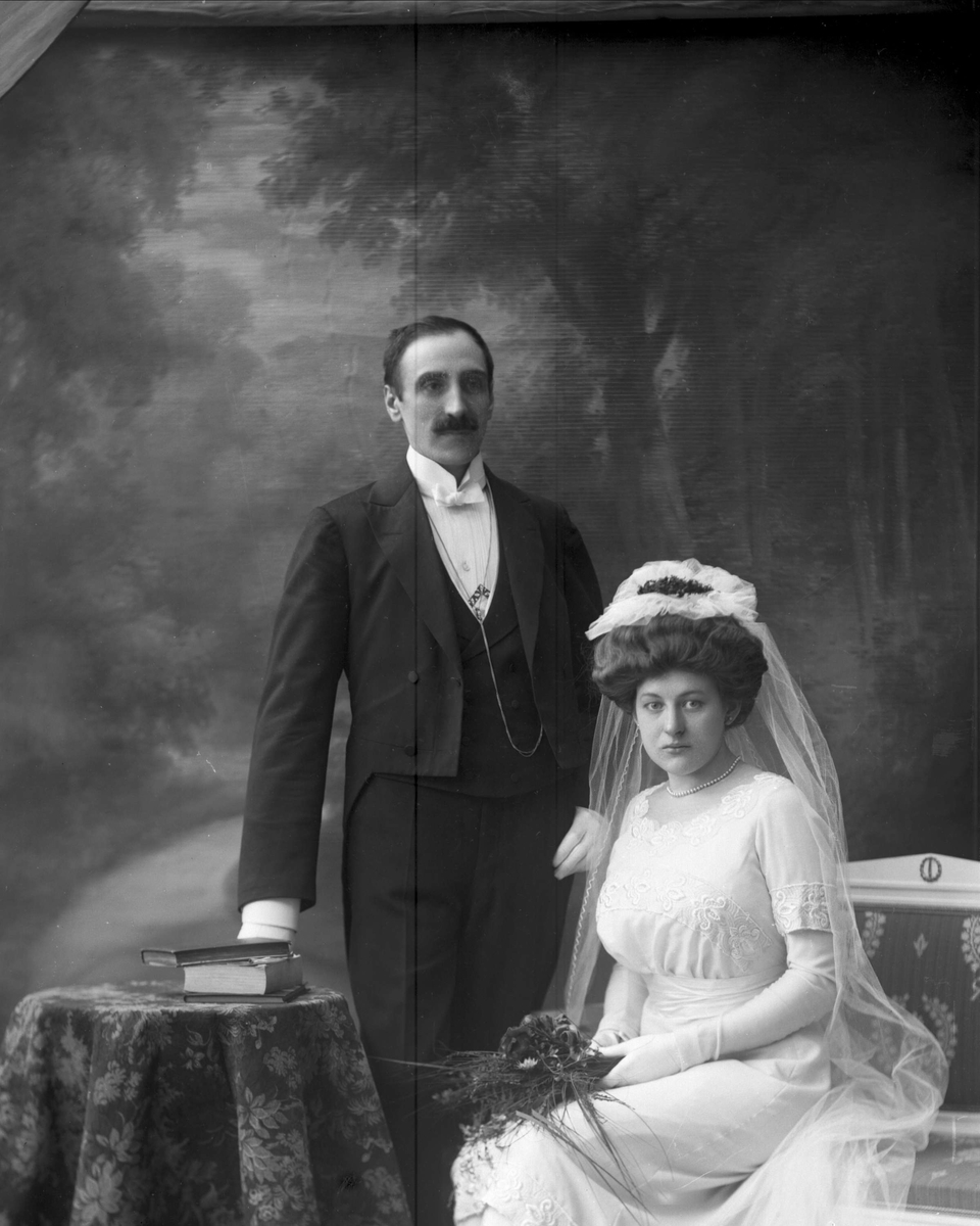 Gustav Borgen, Gruppeportrett, bryllupsbilde. Fritz Albrecht Wilhelm Grevelius Holland og hans kone Hulda Sophie Thorsen.