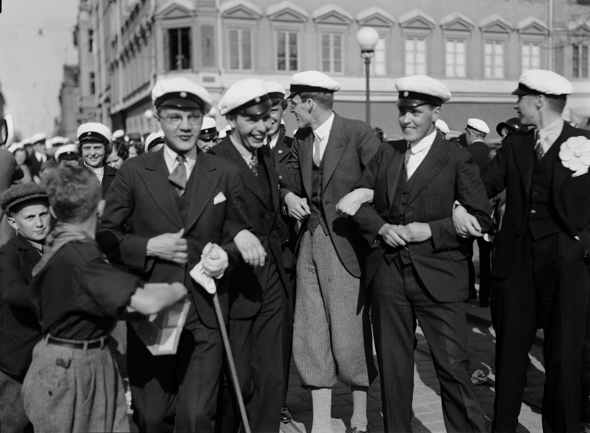 Paul Sandberg, "Studenternas hyllning till våren" - studenter firar "sista april" på Drottninggatan, Uppsala 1934