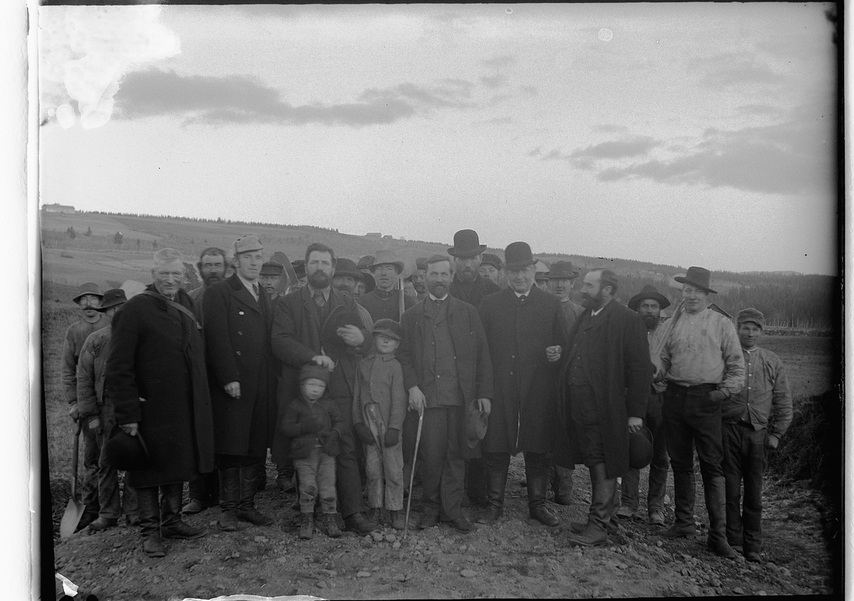 Ole Hansen Løken, LØKENDALEN, LØKJEDALEN, RUDSHØGDA, VELDRE i Ringsaker. KJENTE PERSONER PÅ BILDET FORAN F. V. KONTRAKTØR RENNEBERG, NR. 2 OLE LØKEN, NR. 4 F. H. ANTON FJELLSTAD, DE ØVRIGE UKJENTE. GRUPPE VEGARBEIDERE OG BØNDER SAMLET I FORBINDELSE MED VEGUTBYGGING I LØKJEDALEN I VELDRE.