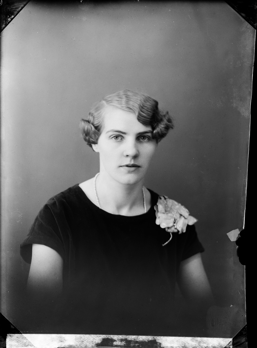 Skötsner-Edhlund, Ateljéporträtt - Karin Eliasson från Norrskedika, Uppland