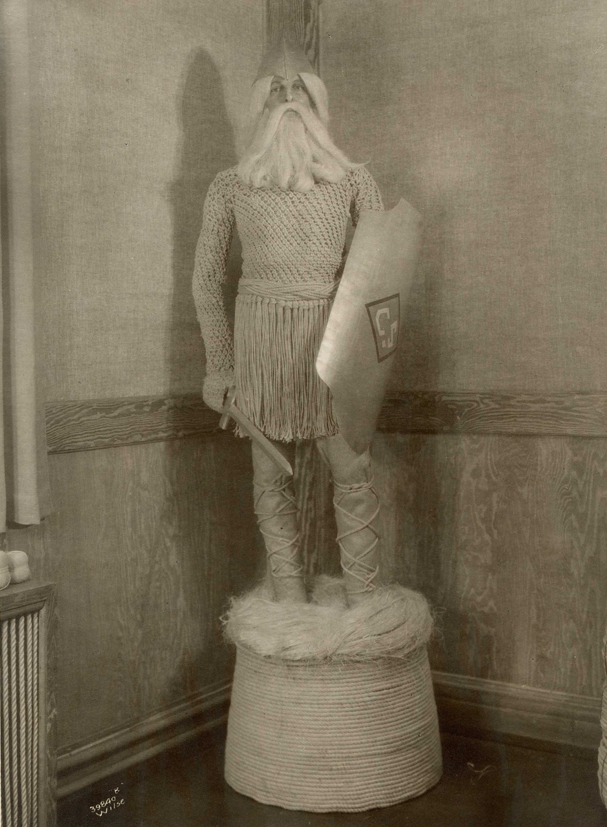 Anders Beer Wilse, Fortex A/S. Viking utstillingsdukke (Snore Surreson) fra Seilduksfrabrikken.