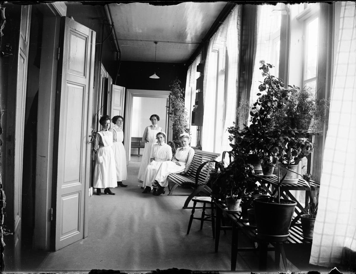 Skötsner-Edhlund, Healthcare personnel in the corridor of Östhammar’s Laser.