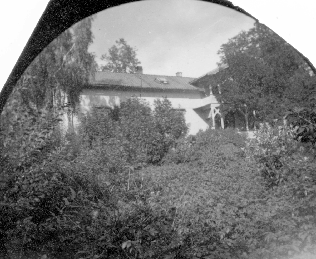 Fredrik Carl Mülertz Størmer, Huset til dr. Elling Holst, Høvik, Bærum. Hvitt hus med stor veranda i hage.