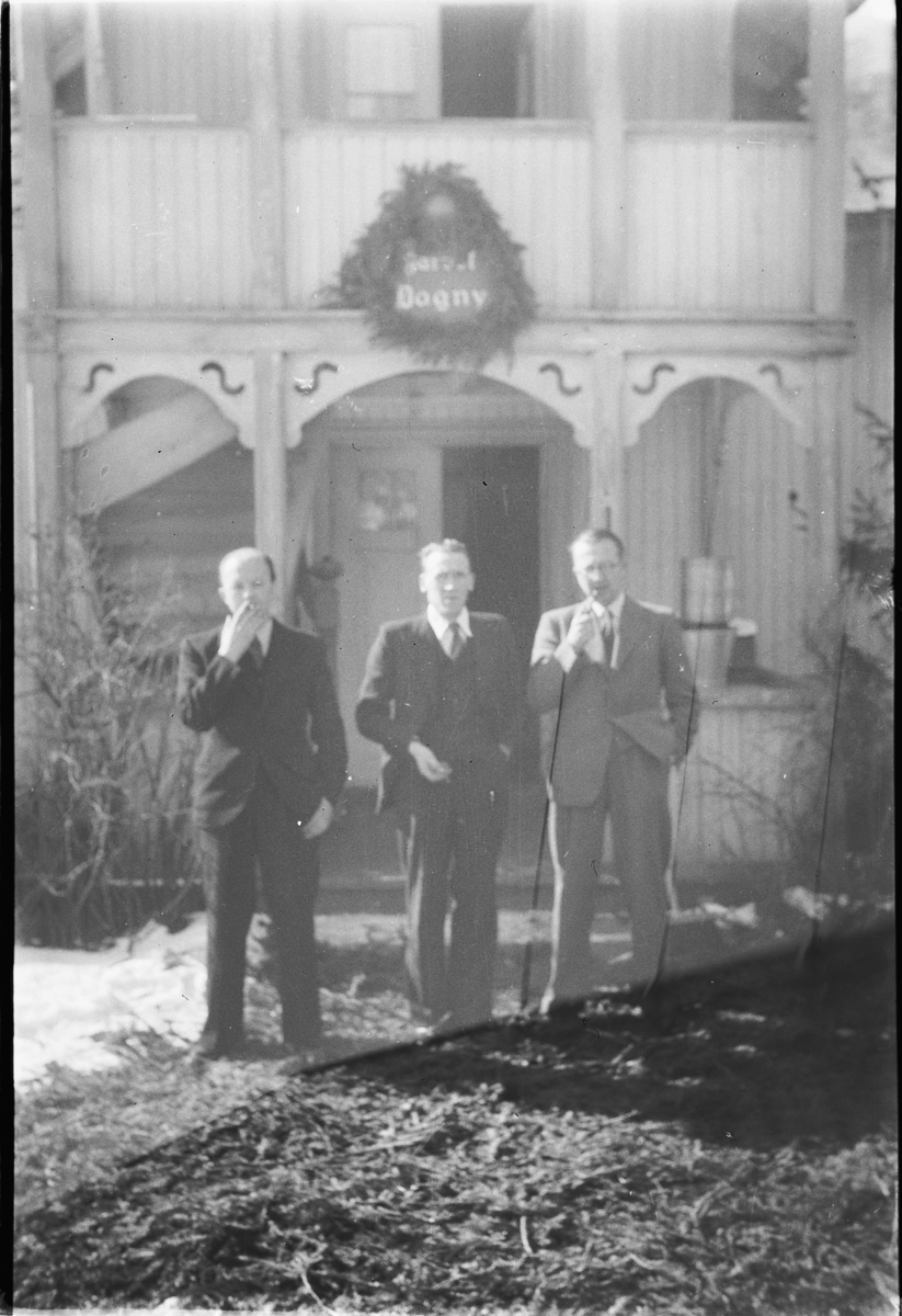 Håkon Prestkværn, Løkkekværn Gård, Moelv. Pyntet med granbar, Dagny Prestkværns begravelse, ukjente.