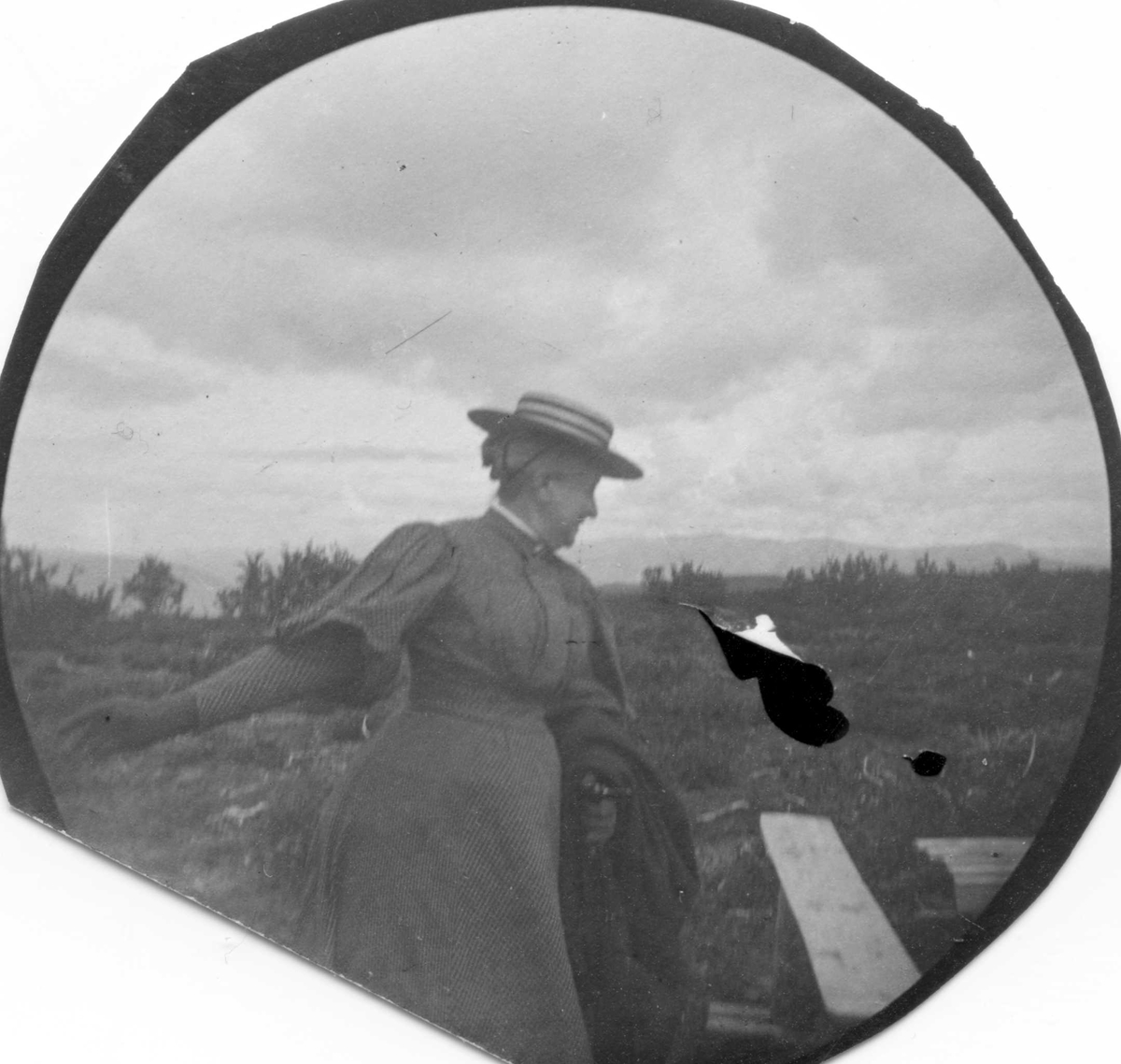 Fredrik Carl Mülertz Størmer, Golå, Sør-Fron, Oppland. Frk. Fischer på fjellet med kappe over armen. Krakker.