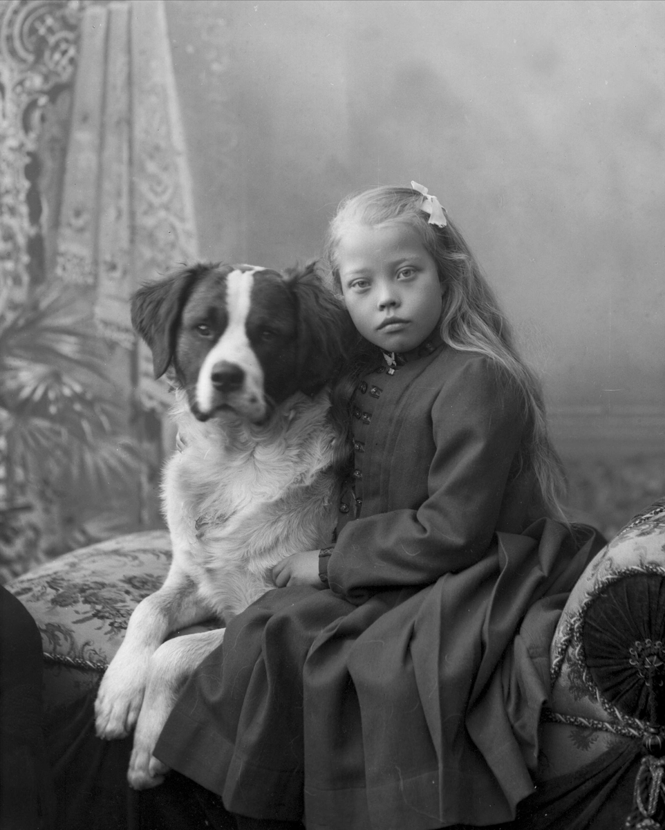 Gustav Borgen, Portrett, jente og hund.