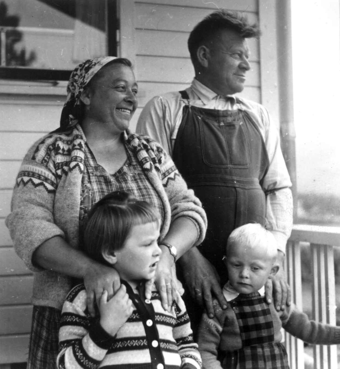 Virginia Raymond Davidson, Agnete Andersen, greneveverske, med mann og to barn. Vannet, Manndalen 1961.