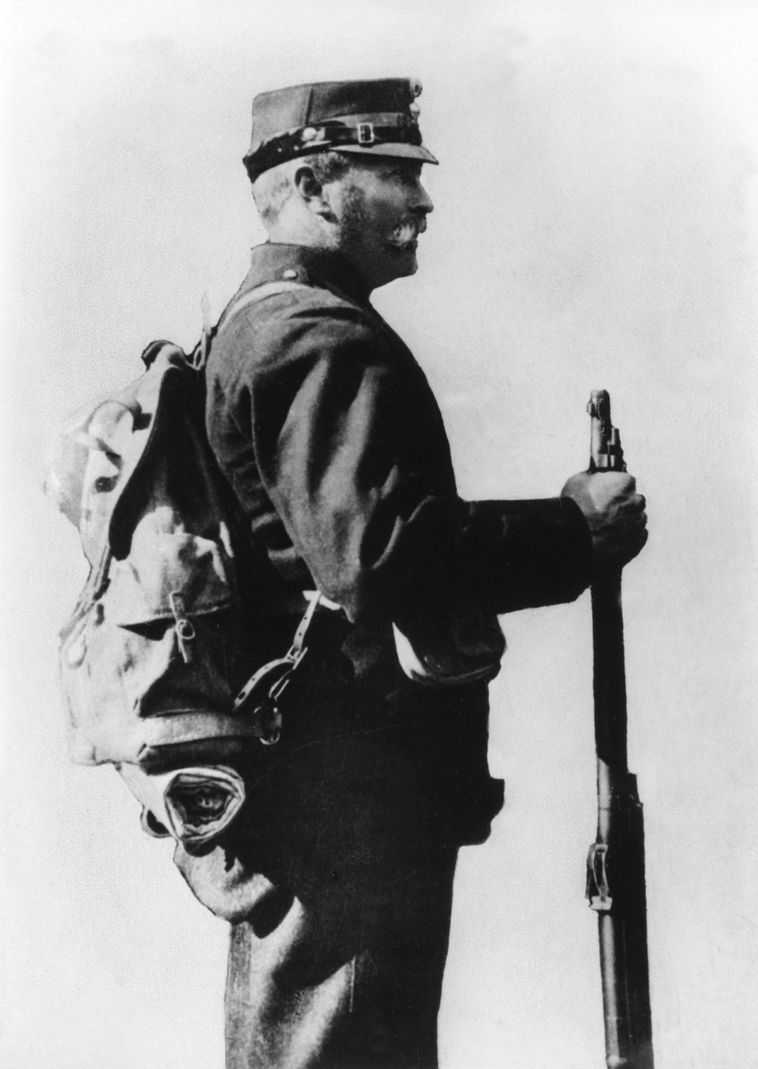 Anno Domkirkeodden, PORTRETT SOLDAT, LANDSTORMSOLDAT AMUND BERGER I UNIFORM FØR AVREISE TIL SVENSKEGRENSA, TERNINGMOEN, (LØTEN)