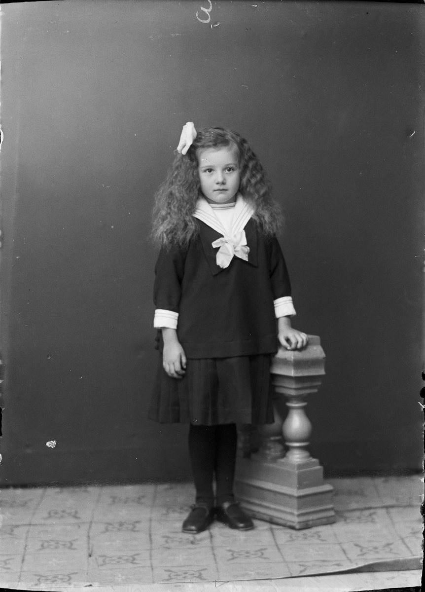 Skötsner-Edhlund, Ateljéporträtt - flicka från Malsättra, Harg socken, Uppland 1923